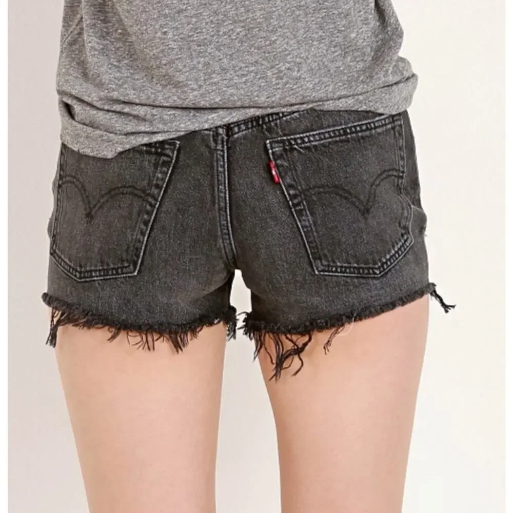 Levis trashed black